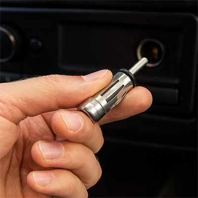 Adaptateur pour antenne autoradio materiaux de qualite