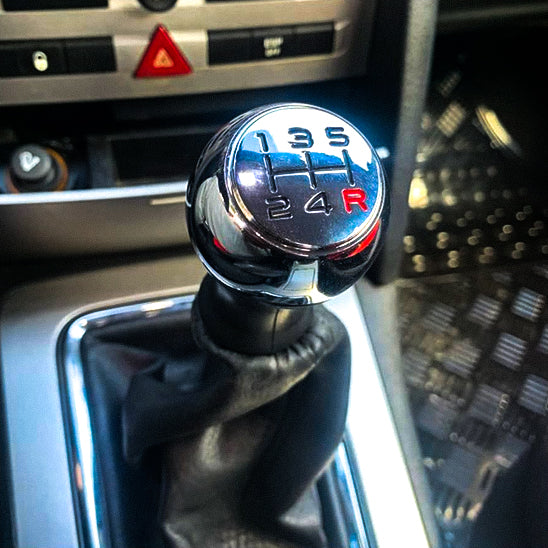 pommeau de vitesse interieur voiture bouton rouge