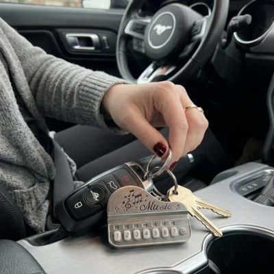 Porte cles piano couleur gris