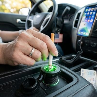 Prise allume cigare design illumine LED vert