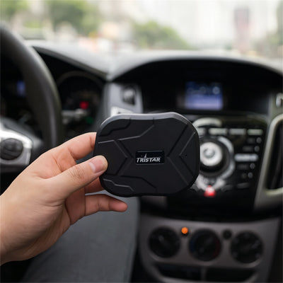 traceur gps voiture dans main