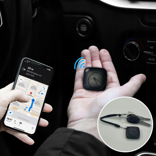 traceur gps voiture tiens dans main